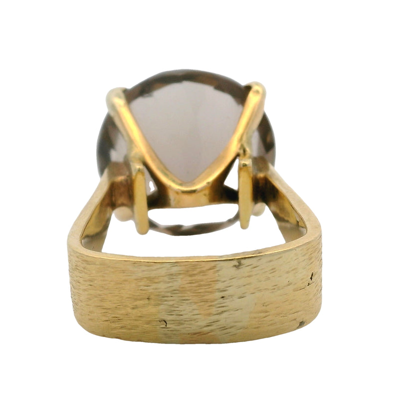 Anillo brutalista cuadrado texturizado de oro amarillo de 14 kt con solitario grande de cuarzo ahumado, talla 6.5