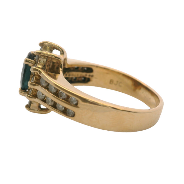 Anillo Benham Jewelry de oro amarillo macizo de 14 kt, década de 1980, con centro de zafiro, halo de diamantes y laterales con detalles, talla 6