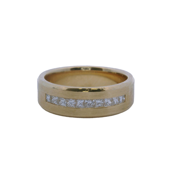 Anillo de oro amarillo de 14 kt de 7 mm y 0,60 cts con diamantes de talla princesa engastados en canal de Blue Nile