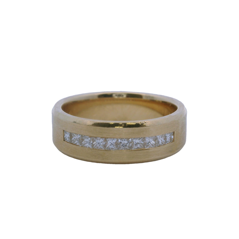 Anillo de oro amarillo de 14 kt de 7 mm y 0,60 cts con diamantes de talla princesa engastados en canal de Blue Nile