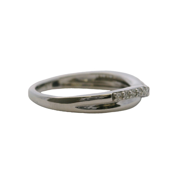 Anillo con corona curva y detalle de diamantes de 0,17 ct en oro blanco macizo de 14 kt