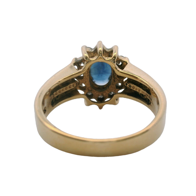 Anillo Benham Jewelry de oro amarillo macizo de 14 kt, década de 1980, con centro de zafiro, halo de diamantes y laterales con detalles, talla 6