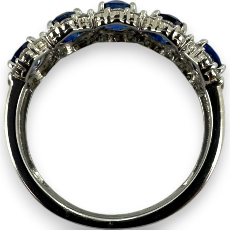 Anillo de aniversario Blue Nile con cinco zafiros ovalados y halos de diamantes en oro blanco macizo de 14 k, talla 4,75