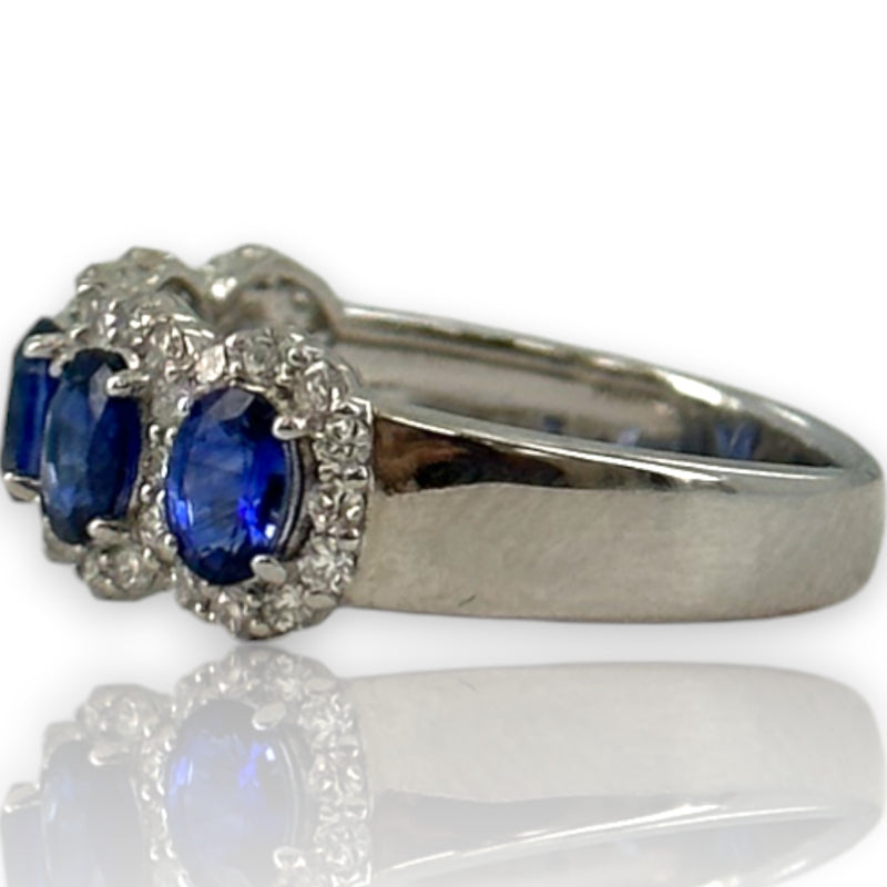 Anillo de aniversario Blue Nile con cinco zafiros ovalados y halos de diamantes en oro blanco macizo de 14 k, talla 4,75