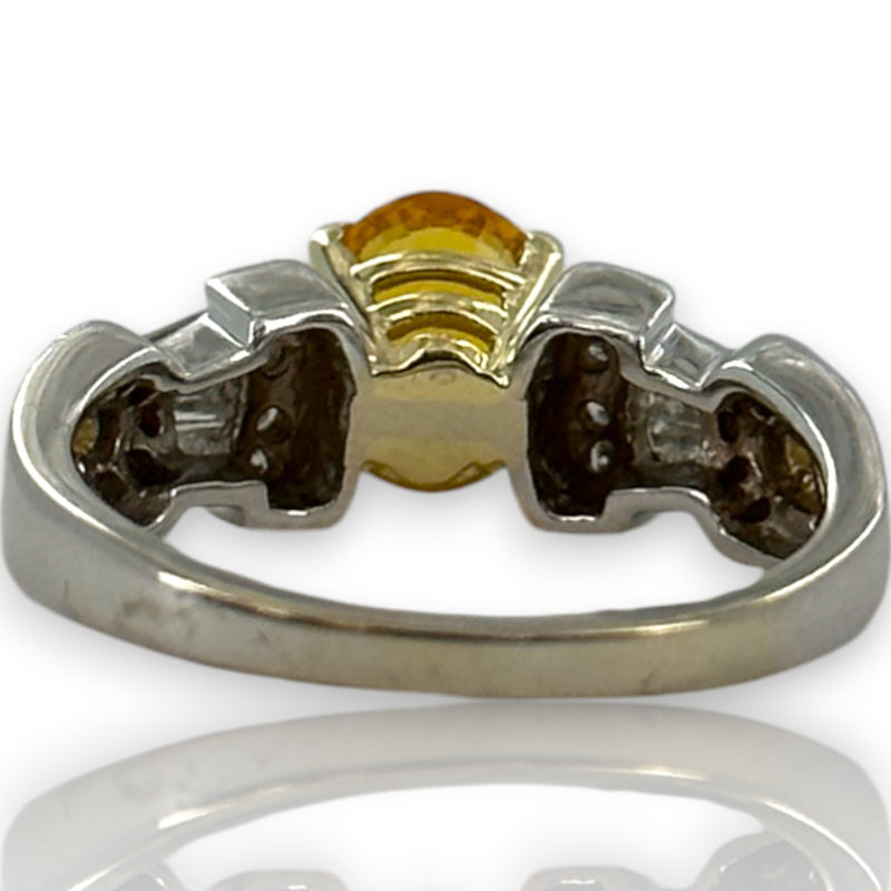 Anillo SBT Imports de oro blanco y amarillo de 14 kt con zafiro naranja ovalado y diamante talla 8