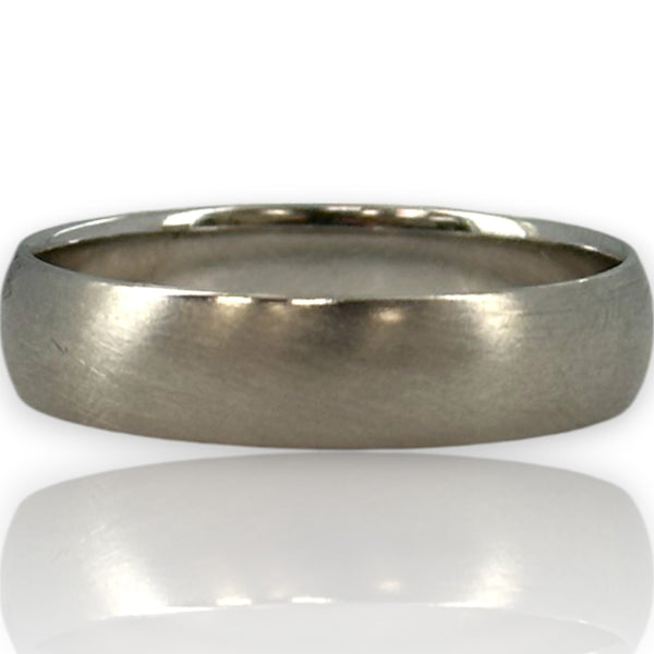 Anillo de bodas clásico Blue Nile mate de 5 mm en oro macizo cepillado de 14 kt, talla 10