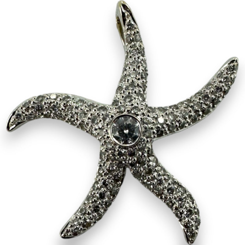 Colgante de estrella de mar de Hammermen Brothers en oro blanco macizo de 18 kt y diamantes con diamantes casi incoloros.