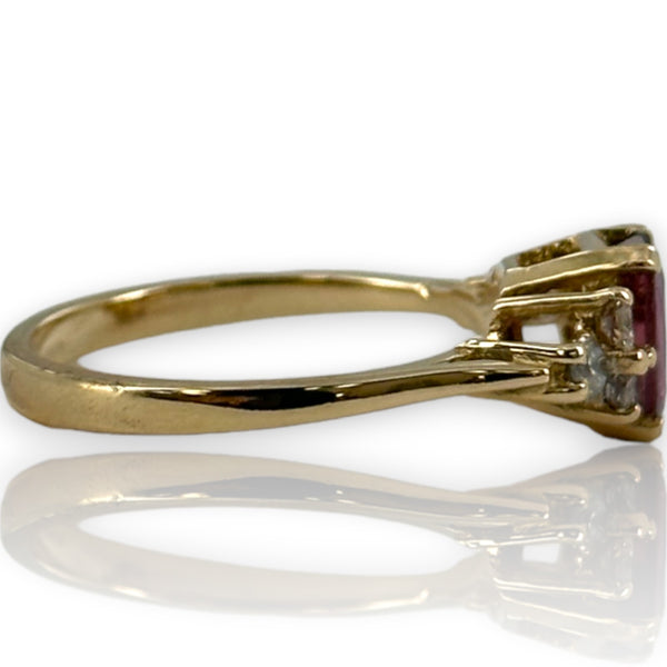 1950-70s Solid 14kt Yellow Gold Ruby Solitaire with Diamond Sides Cocktail Gemstone Ring Size 6.5