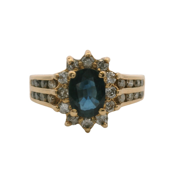 Anillo Benham Jewelry de oro amarillo macizo de 14 kt, década de 1980, con centro de zafiro, halo de diamantes y laterales con detalles, talla 6