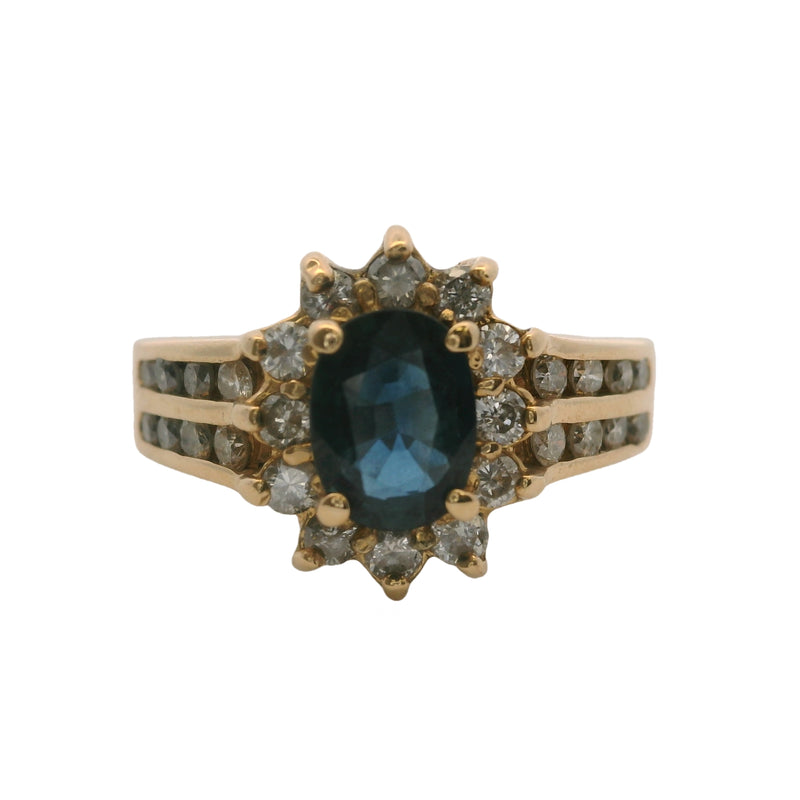 Anillo Benham Jewelry de oro amarillo macizo de 14 kt, década de 1980, con centro de zafiro, halo de diamantes y laterales con detalles, talla 6