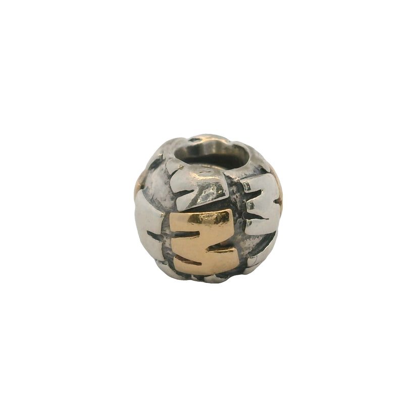 Charm de letra M de Pandora retirado en plata de ley 925 y oro amarillo de 14 kt