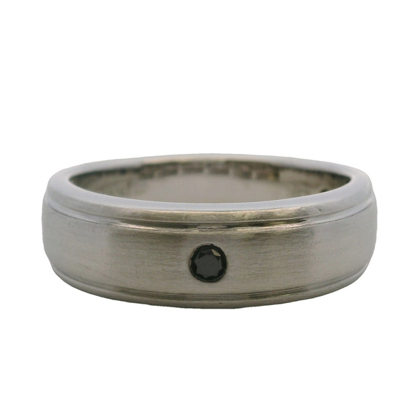 Alianza Vera Wang Love de oro blanco macizo de 14 kt de 7 mm con diamante negro de 0,5 ct con montura al ras, talla 10,5