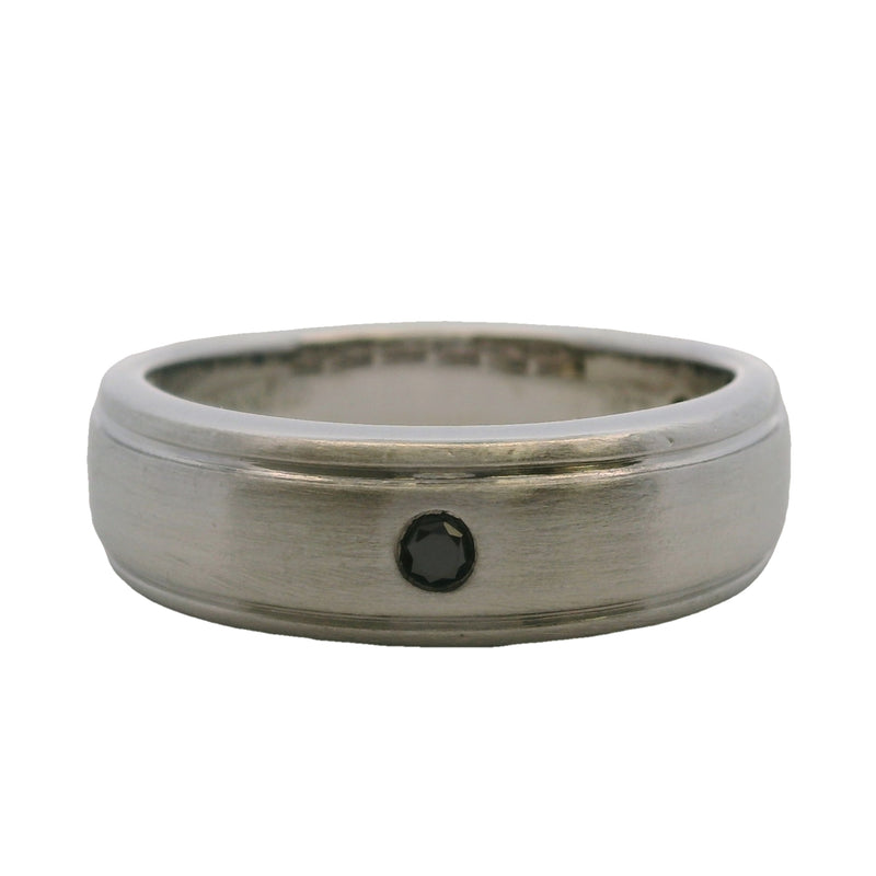 Alianza Vera Wang Love de oro blanco macizo de 14 kt de 7 mm con diamante negro de 0,5 ct con montura al ras, talla 10,5