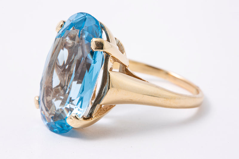 Vintage 1970-80s 14kt Yellow Gold Large Oval Cut Blue Topaz Solitaire Cocktail Ring Size 7