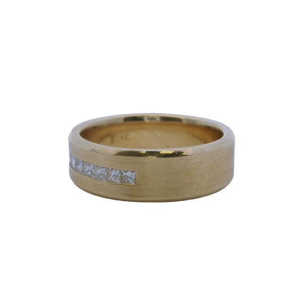 Anillo de oro amarillo de 14 kt de 7 mm y 0,60 cts con diamantes de talla princesa engastados en canal de Blue Nile
