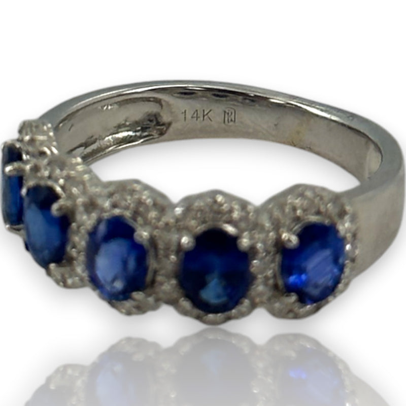 Anillo de aniversario Blue Nile con cinco zafiros ovalados y halos de diamantes en oro blanco macizo de 14 k, talla 4,75