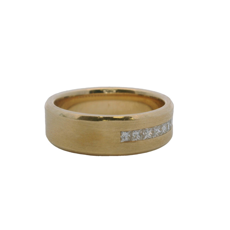 Anillo de oro amarillo de 14 kt de 7 mm y 0,60 cts con diamantes de talla princesa engastados en canal de Blue Nile