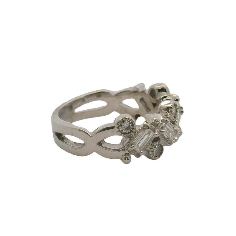 Anillo de moda EFFY Jewelry en oro blanco macizo de 14 kt con diamantes baguette y redondos de 8 mm de ancho, talla 6