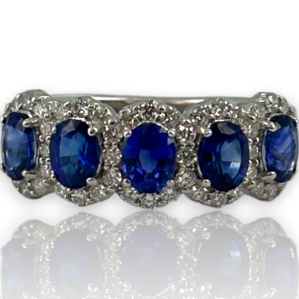 Anillo de aniversario Blue Nile con cinco zafiros ovalados y halos de diamantes en oro blanco macizo de 14 k, talla 4,75