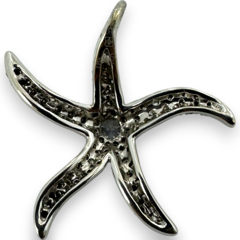 Colgante de estrella de mar de Hammermen Brothers en oro blanco macizo de 18 kt y diamantes con diamantes casi incoloros.