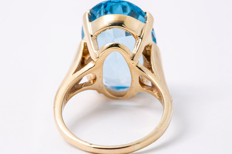 Vintage 1970-80s 14kt Yellow Gold Large Oval Cut Blue Topaz Solitaire Cocktail Ring Size 7