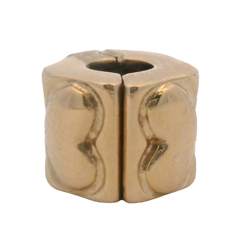 Charm separador con clip de corazones de oro amarillo de 14 kt de Pandora retirado