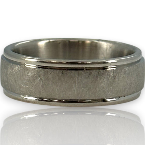 Anillo de bodas Blue Nile de 6,5 mm con acabado satinado cepillado y bordes pulidos en oro blanco macizo de 14 kt, talla 6