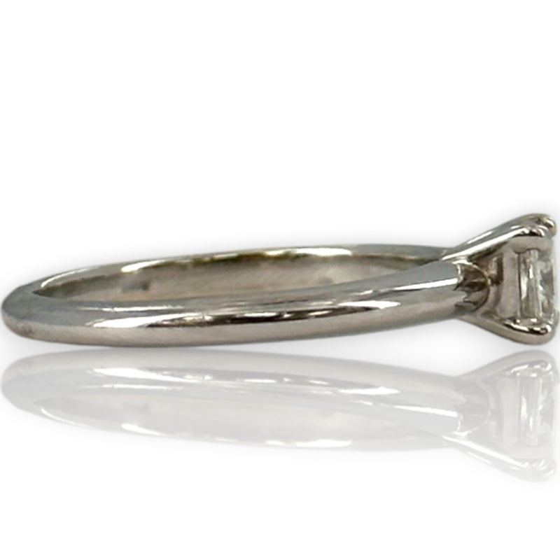 Anillo de compromiso solitario Blue Nile de oro blanco de 14 kt con diamantes de talla princesa de 0,50 ct y engaste de 4 puntas.