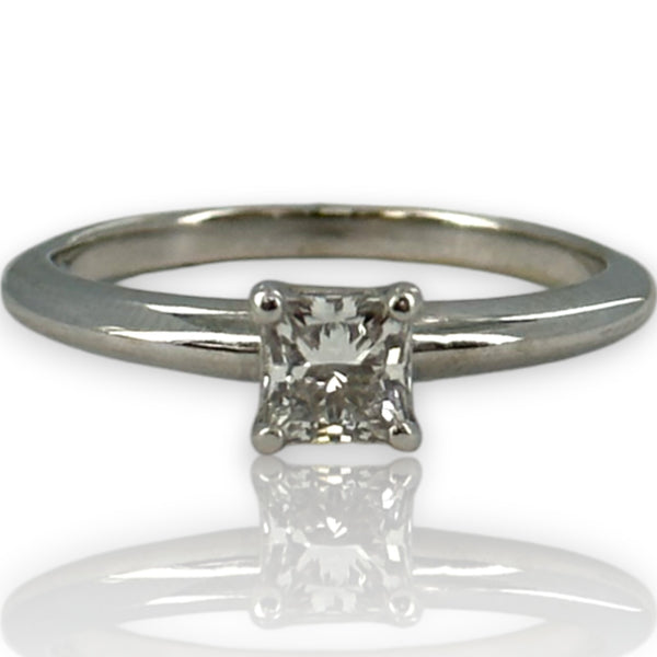 Anillo de compromiso solitario Blue Nile de oro blanco de 14 kt con diamantes de talla princesa de 0,50 ct y engaste de 4 puntas.