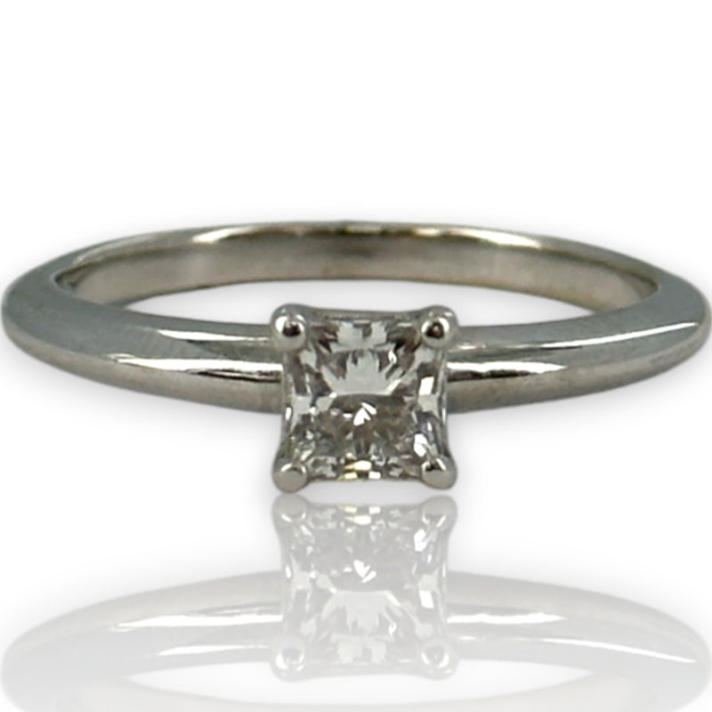 Anillo de compromiso solitario Blue Nile de oro blanco de 14 kt con diamantes de talla princesa de 0,50 ct y engaste de 4 puntas.