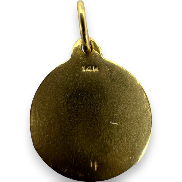 Colgante Helen Ficalora con forma de disco y letra "O" en oro amarillo de 14 kt
