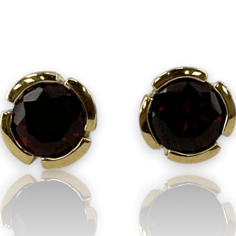 Pendientes EFFY Jewelry de oro amarillo de 14 kt con granate engastado en bisel de 7,7 mm