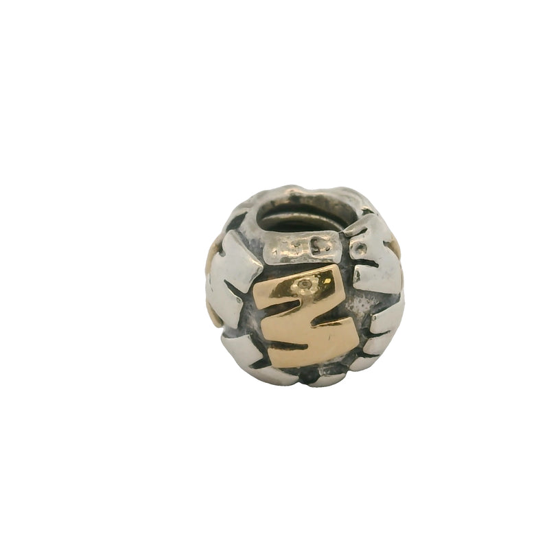 Charm de letra M de Pandora retirado en plata de ley 925 y oro amarillo de 14 kt