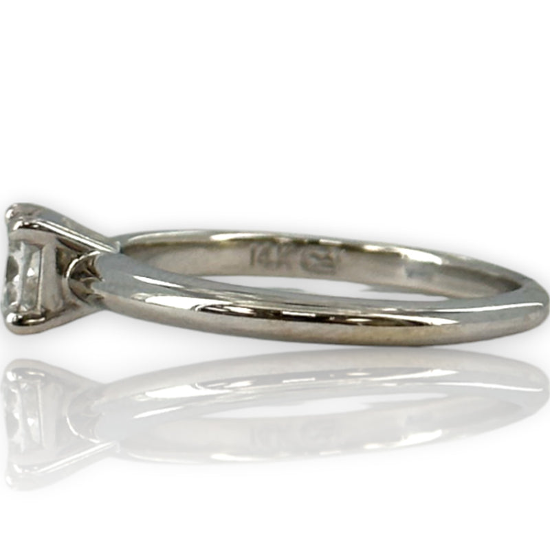 Anillo de compromiso solitario Blue Nile de oro blanco de 14 kt con diamantes de talla princesa de 0,50 ct y engaste de 4 puntas.