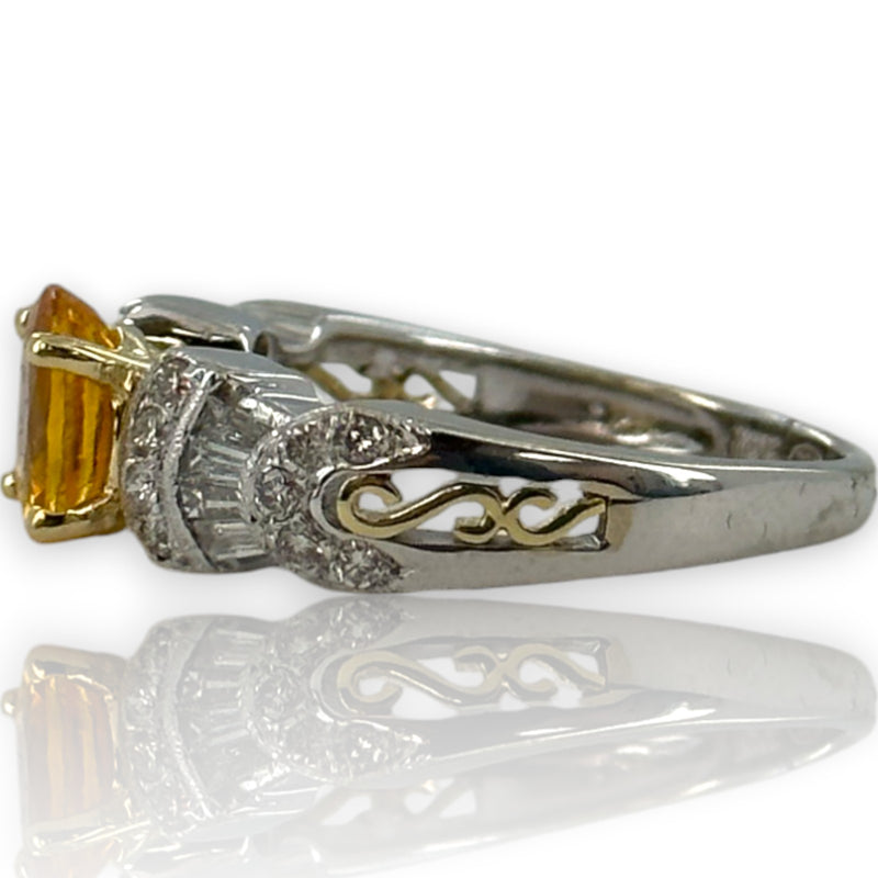 Anillo SBT Imports de oro blanco y amarillo de 14 kt con zafiro naranja ovalado y diamante talla 8