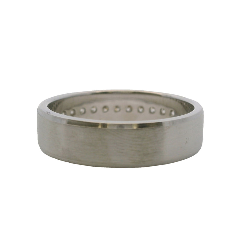 Anillo de oro blanco macizo de 14 kt de Blue Nile con diamantes naturales de 6 mm y engaste en canal, talla 11