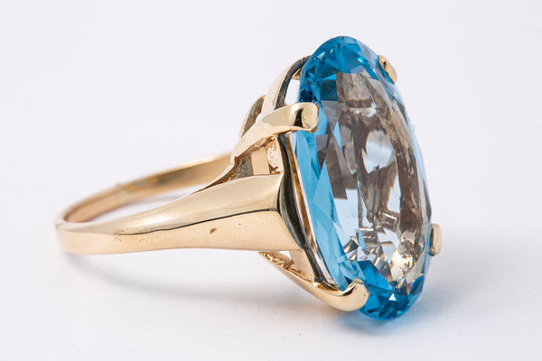 Vintage 1970-80s 14kt Yellow Gold Large Oval Cut Blue Topaz Solitaire Cocktail Ring Size 7