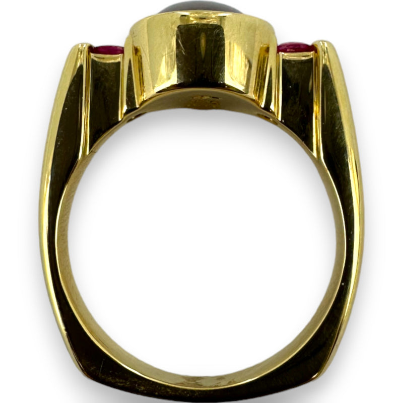 Vintage 1970-80s 18kt Solid Heavy Yellow Gold Lavender Natural Star Sapphire Bezel Set Square Shank Statement Ring with Ruby Accent Stones Size 6.75