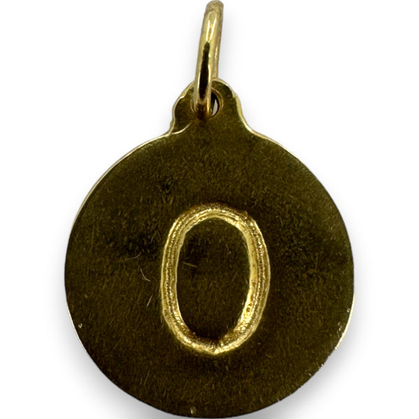 Colgante Helen Ficalora con forma de disco y letra "O" en oro amarillo de 14 kt
