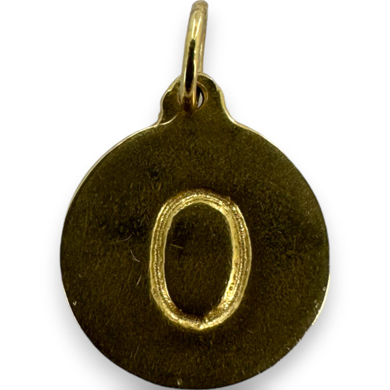 Colgante Helen Ficalora con forma de disco y letra "O" en oro amarillo de 14 kt