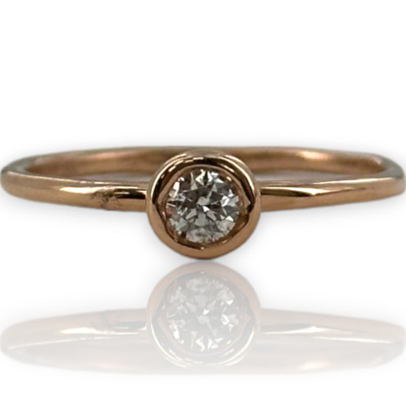 Anillo de compromiso con solitario de diamantes engastados en bisel, oro rosa de 14 kt, apilable