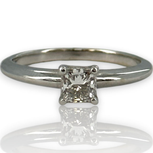 Anillo de compromiso solitario Blue Nile de oro blanco de 14 kt con diamantes de talla princesa de 0,50 ct y engaste de 4 puntas.