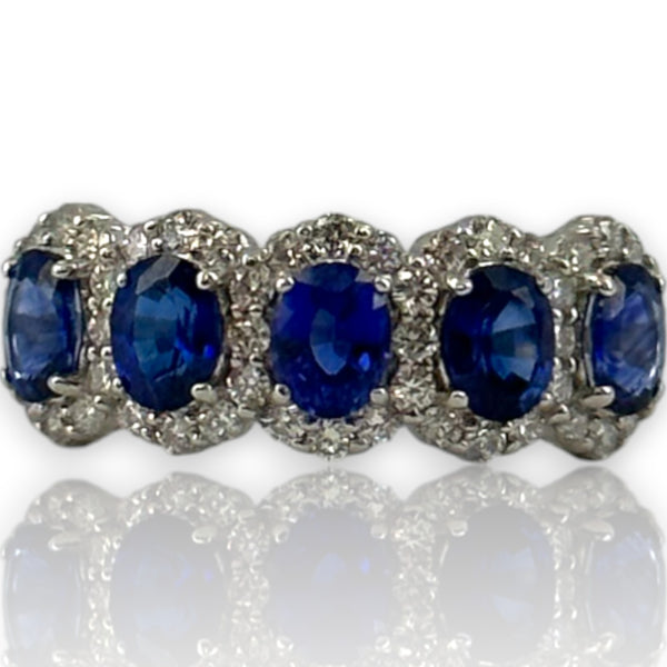 Anillo de aniversario Blue Nile con cinco zafiros ovalados y halos de diamantes en oro blanco macizo de 14 k, talla 4,75