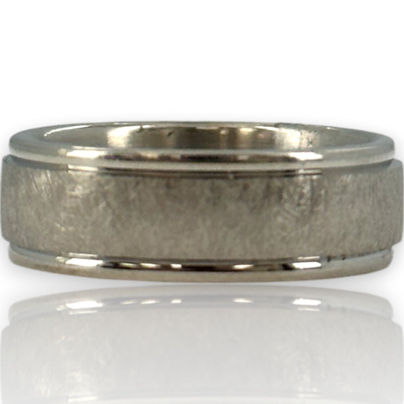 Anillo de bodas Blue Nile de 6,5 mm con acabado satinado cepillado y bordes pulidos en oro blanco macizo de 14 kt, talla 6