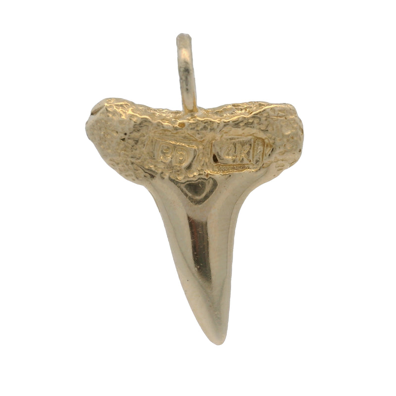 Colgante con dije de diente de tiburón tridimensional texturizado de 22 mm de largo en oro amarillo macizo de 14 kt