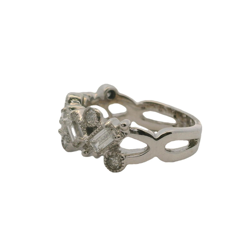 Anillo de moda EFFY Jewelry en oro blanco macizo de 14 kt con diamantes baguette y redondos de 8 mm de ancho, talla 6
