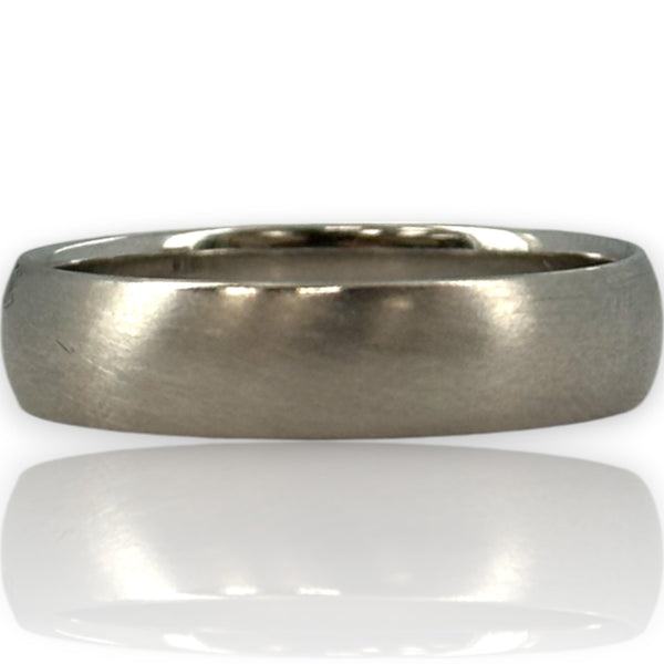 Anillo de bodas clásico Blue Nile mate de 5 mm en oro macizo cepillado de 14 kt, talla 10
