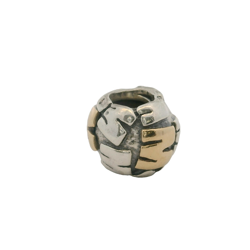 Charm de letra M de Pandora retirado en plata de ley 925 y oro amarillo de 14 kt