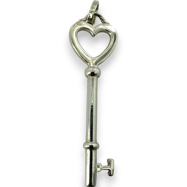 Charm colgante con forma de corazón de la colección Tiffany Keys de Tiffany &amp; Co. en plata de ley 925