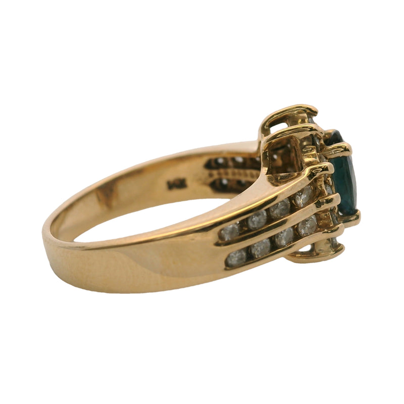 Anillo Benham Jewelry de oro amarillo macizo de 14 kt, década de 1980, con centro de zafiro, halo de diamantes y laterales con detalles, talla 6